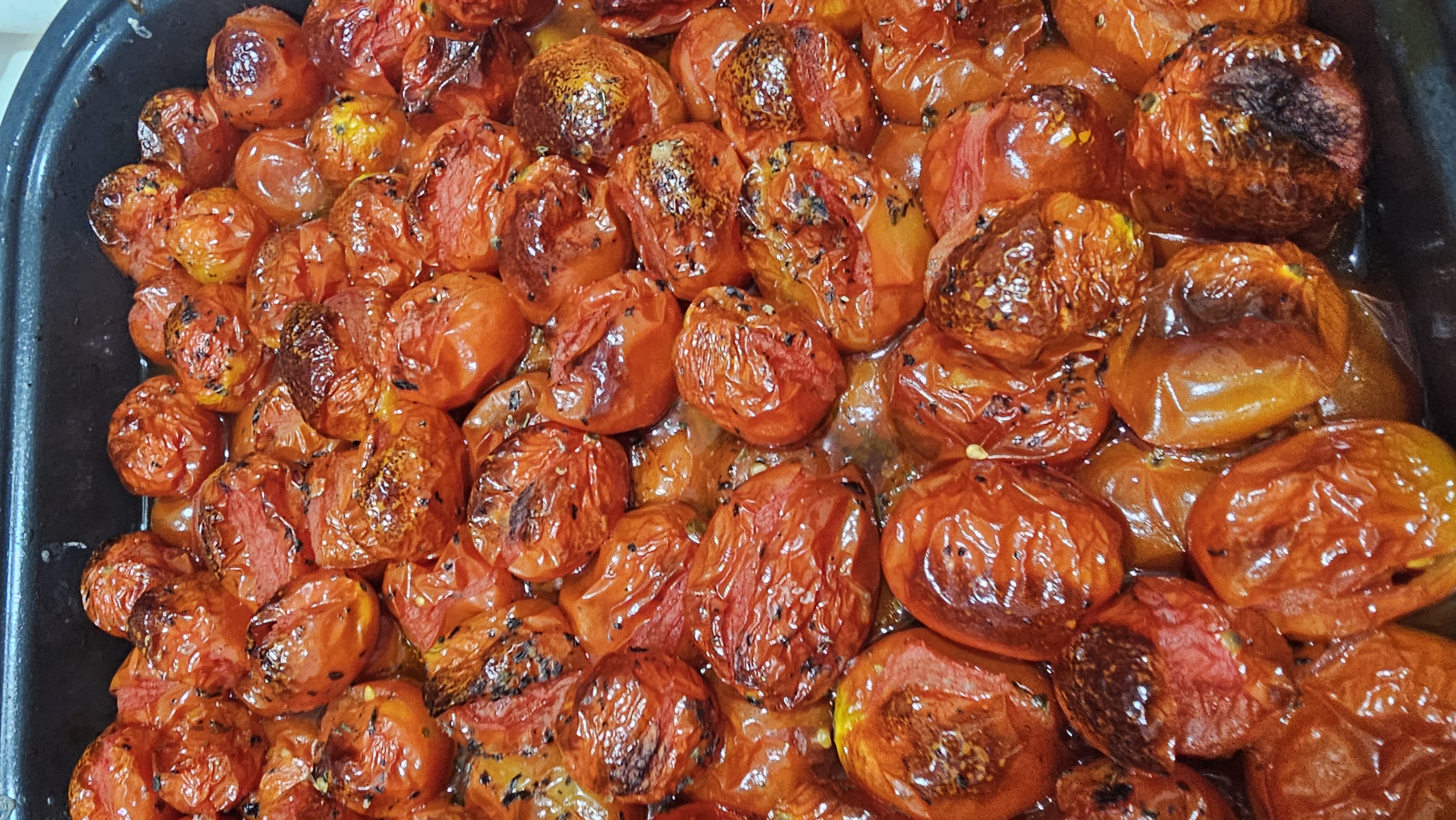 Tomates assados em uma etapa de preparo na cozinha.